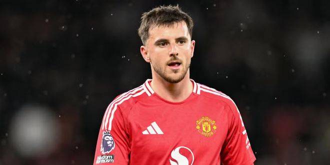 青训小将破门后被队友高高举起