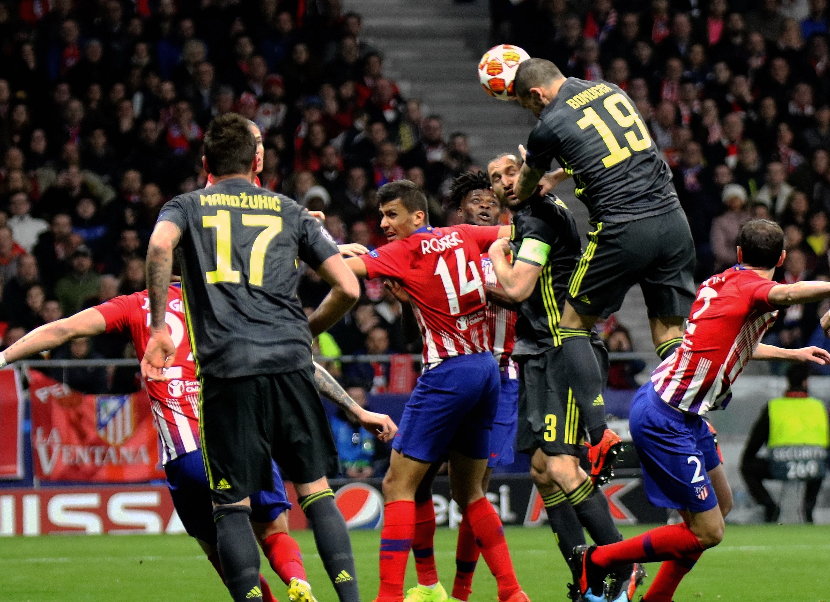 不差钱，阿联酋足协提供5架专机拉球迷去客场看世预赛